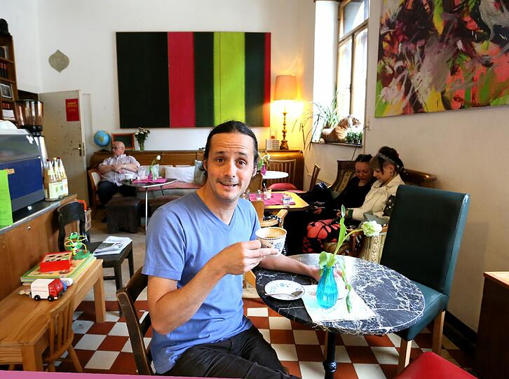 Er sei ein Sonntagsbaten-Typ, erzählt der Kabarettist Philipp Weber beim Treffen im Café Käthe. Mindestens jedes zweite Wochenende gibt es bei ihm deshalb Braten.