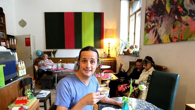 Er sei ein Sonntagsbaten-Typ, erzählt der Kabarettist Philipp Weber beim Treffen im Café Käthe. Mindestens jedes zweite Wochenende gibt es bei ihm deshalb Braten. Er sei ein Sonntagsbaten-Typ, erzählt der Kabarettist Philipp Weber beim Treffen im Café Käthe. Mindestens jedes zweite Wochenende gibt es bei ihm deshalb Braten.