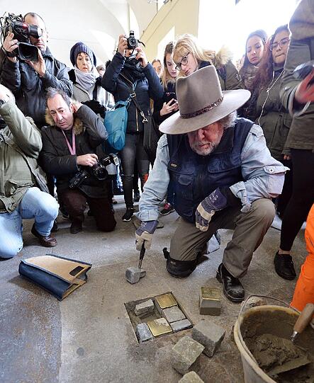 Der Berliner Bildhauer Gunter Demnig hat in Turin Stolpersteine verlegt. Der Künstler hat schon mehr als 27000 Stolpersteine weltweit verlegt - teilweise unter großem Protest.