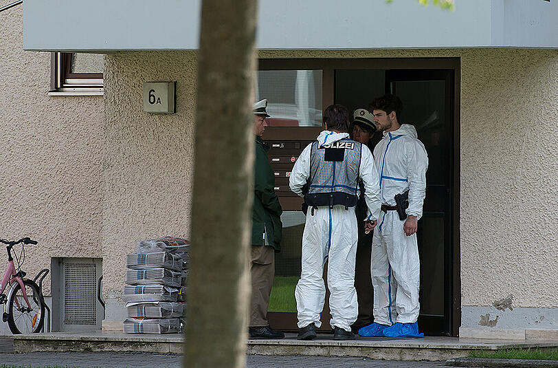 Aus einer Messie-Wohnung in Rosenheim befreiten Polizisten eine eingesperrte 26-Jährige. Die Mutter wollte sich mit einem Sprung ins Treppenhaus das Leben nehmen.