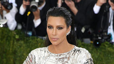 Kim Kardashian will ihre Hautkrankheit nicht verstecken. Foto: Justin Lane