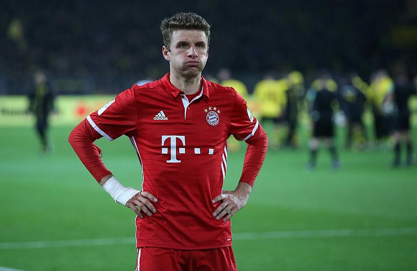 19. November - Leipzig überholt Bayern: Nach zuletzt aufsteigender Tendenz verliert der FC Bayern in Dortmund gegen den BVB und damit die Tabellenführung an Aufsteiger RB Leipzig. Thomas Müller befindet sich derweil in einer Torkrise. Am Ende bleibt er exakt 999 Minuten ohne Torerfolg.