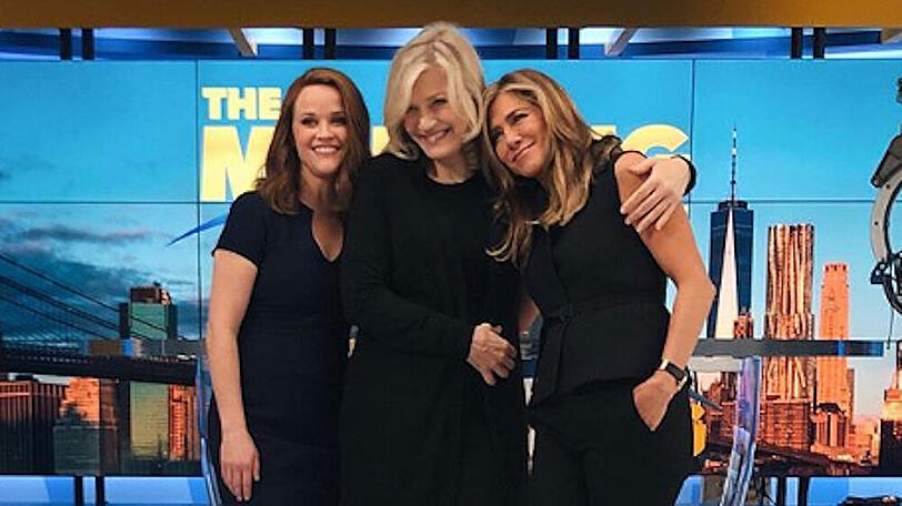 Reese Witherspoon (li.) und Jennifer Aniston (re.) freuten sich über Besuch von Diane Sawyer