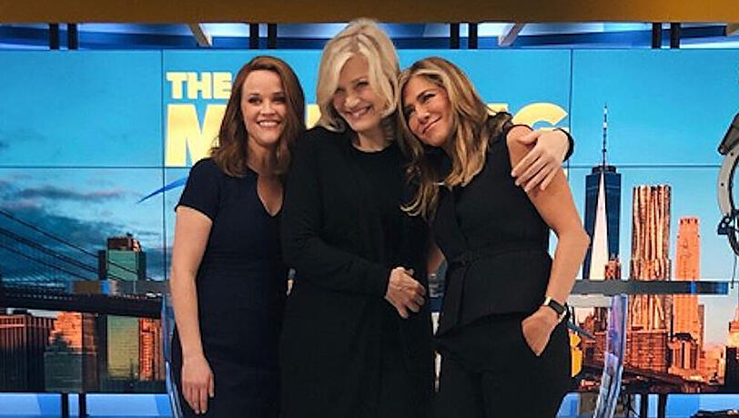 Reese Witherspoon (li.) und Jennifer Aniston (re.) freuten sich über Besuch von Diane Sawyer Reese Witherspoon (li.) und Jennifer Aniston (re.) freuten sich über Besuch von Diane Sawyer