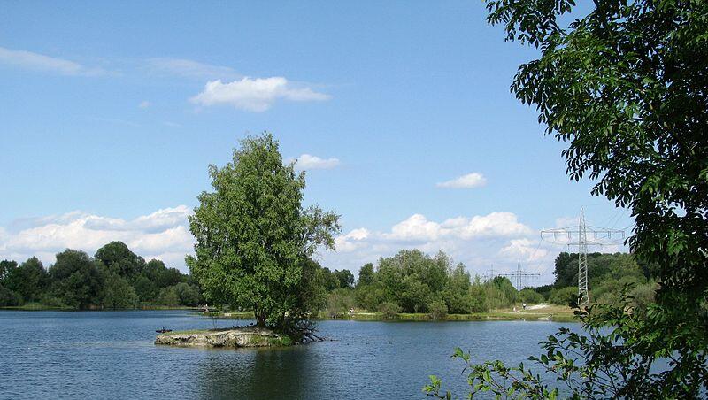 Der große Böhmerweiher - schon jetzt ist das Baden geduldet, bald wird er offiziell zum Naherholungsgebiet. Der große Böhmerweiher - schon jetzt ist das Baden geduldet, bald wird er offiziell zum Naherholungsgebiet.