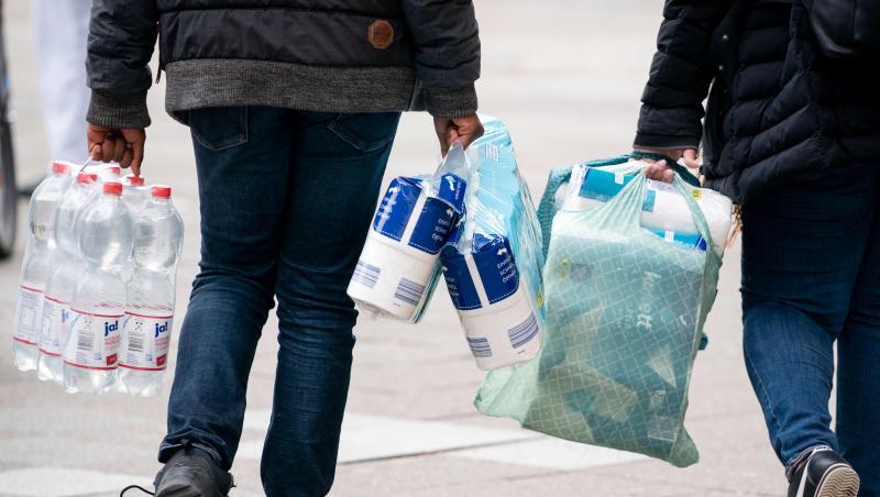 Passanten mit Toilettenpapier, Wasser und weiteren Einkäufen. Foto: Kay Nietfeld/dpa Passanten mit Toilettenpapier, Wasser und weiteren Einkäufen. Foto: Kay Nietfeld/dpa