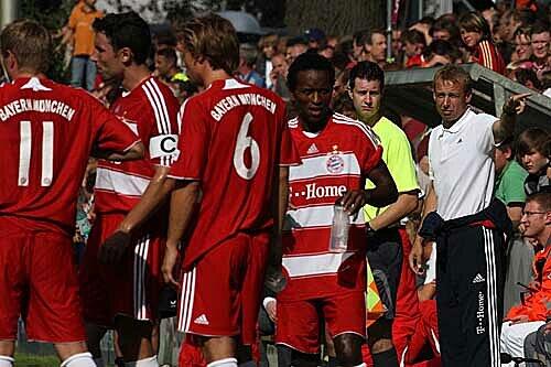 Klinsmann zeigt wo's lang geht. Den ersten Test hat der FC Bayern bestanden.