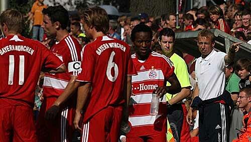 Klinsmann zeigt wo's lang geht. Den ersten Test hat der FC Bayern bestanden. Klinsmann zeigt wo's lang geht. Den ersten Test hat der FC Bayern bestanden.