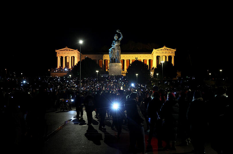 Sie trugen Taschenlampen, Knicklichter, Laternen und andere Lichtquellen in den Händen: Bis zu 100.000 Menschen versammelten sich zur Lichtermeer-Demo auf der Münchner Theresienwiese und setzten ein klares Zeichen gegen Rechts.