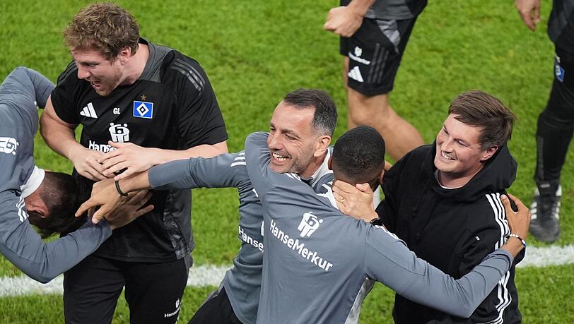 Hamburgs Trainer Merlin Polzin (r) jubelt mit seinem Team kurz vor dem perfekten Aufstieg.