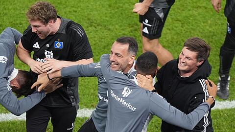 Hamburgs Trainer Merlin Polzin (r) jubelt mit seinem Team kurz vor dem perfekten Aufstieg.