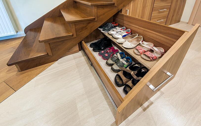 Mit praktischen DIY-Schüben unter der Treppe nutzen Sie einen Stauraum, in dem keine Standard-Möbelstücke Platz finden. Zugegeben, es handelt sich dabei nicht gerade um ein Anfänger-Projekt. Wer jedoch etwas Geschick und Geduld mitbringt, bekommt diese stylische Stauraum-Lösung selbst hin und spart viel Geld für eine Maßanfertigung durch den Schreiner. Mit praktischen DIY-Schüben unter der Treppe nutzen Sie einen Stauraum, in dem keine Standard-Möbelstücke Platz finden. Zugegeben, es handelt sich dabei nicht gerade um ein Anfänger-Projekt. Wer jedoch etwas Geschick und Geduld mitbringt, bekommt diese stylische Stauraum-Lösung selbst hin und spart viel Geld für eine Maßanfertigung durch den Schreiner.