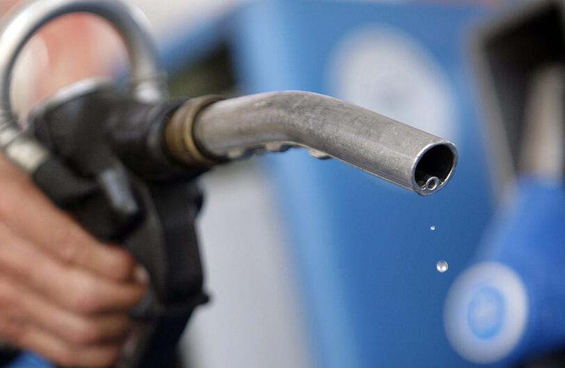 Betrug am Zapfhahn: Diesel-Betrüger verkaufen oft Rostschutzmittel als Kraftstoff. Foto: dpa