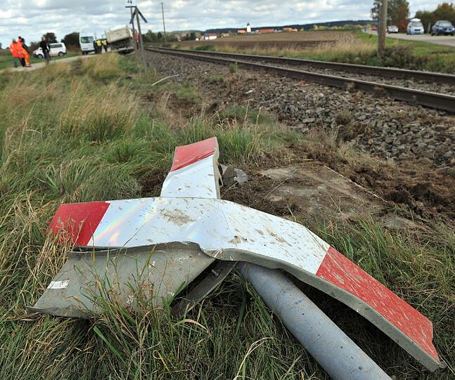 Nach Polizeiangaben übersah der Fahrer eines Kieslasters an einem unbeschrankten Bahnübergang einen Regionalzug. Durch die Wucht des Aufpralls entgleiste der Zug.