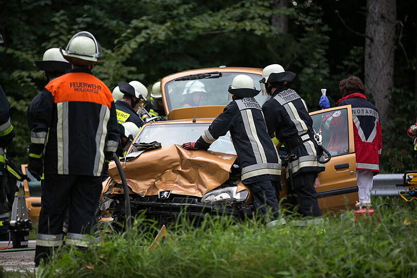 Schwerer Unfall an einer Kreuzung bei Trostberg. Die Bilder vom Feuerwehreinsatz.