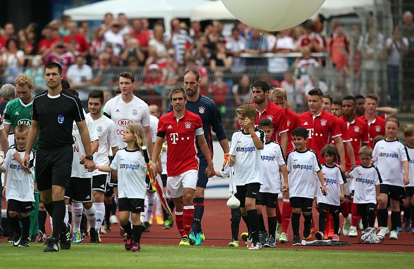 Souverän gewinnen die Bayern mit 3:0 in Landshut. Die Partie steht im Schatten des Amoklaufs von München. Sehen Sie hier die Bilder des Spiels.