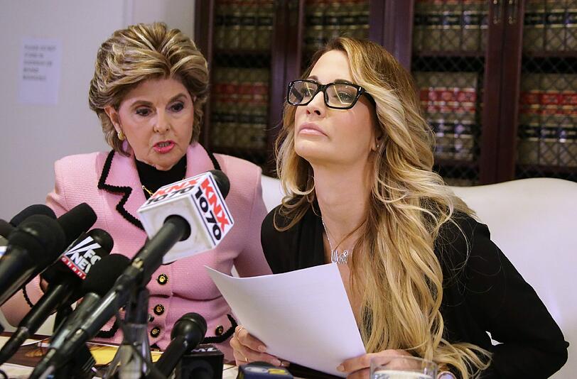 Neue Sex-Vorwürfe gegen Donald Trump: Auf einer Pressekonferenz beschuldigte die Porno-Darstellerin Jessica Drake (r.) den Immobilienmogul der sexuellen Belästigung.