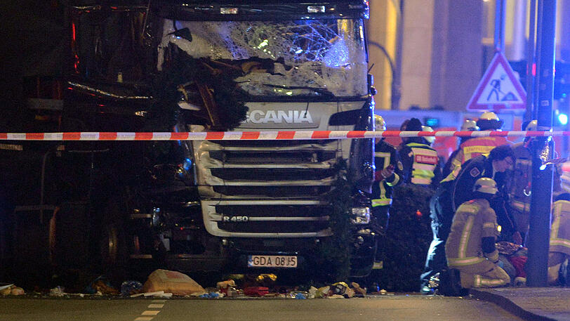 In Berlin ist ein Lkw vorsätzlich in einen Weihnachtsmarkt gefahren worden. Die Polizei hat einen Verdächtigen festgenommen.