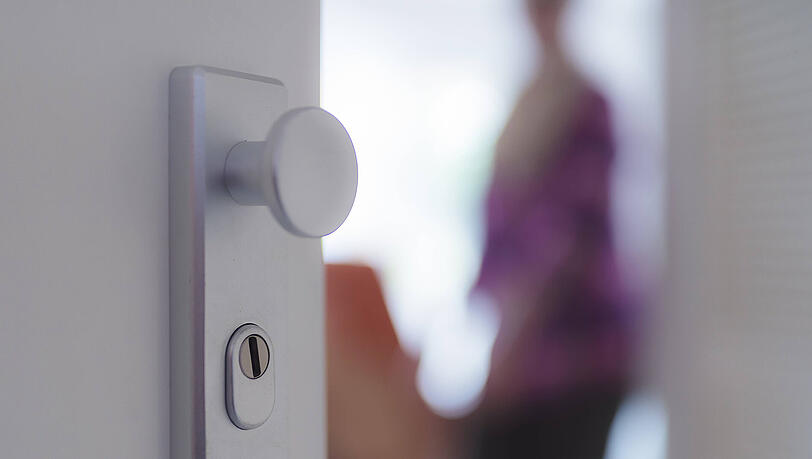 Die Betrügerin klingelte an der Tür, gab vor, sie müsse die Hygiene in der Wohnung überprüfen. (Symbolfoto) Die Betrügerin klingelte an der Tür, gab vor, sie müsse die Hygiene in der Wohnung überprüfen. (Symbolfoto)