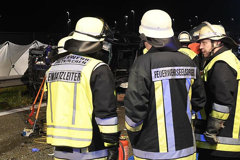 Tödlicher Unfall auf der A8: Auf der Überholspur sind auf Höhe Föching zwei Autos kollidiert.