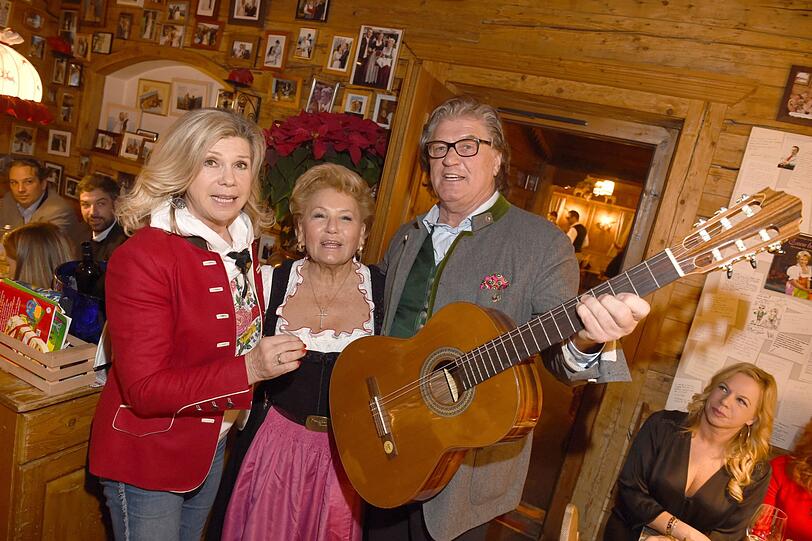 Marianne und Michael Hartl mit Wirtin Rosi Schipflinger