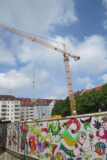 Bunter Anblick vor der trostlosen Baustelle.