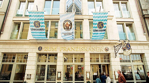 Steht unter Denkmalschutz - aber dummerweise halt auch nur teilweise: die bedrohte Traditionsgaststätte "Zum Franziskaner" gegenüber der Oper.