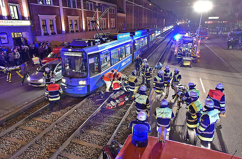 Ein 77-jähriger Renter hatte beim Überqueren der Straße eine Tram übersehen - mit schwerwiegenden Folgen.
