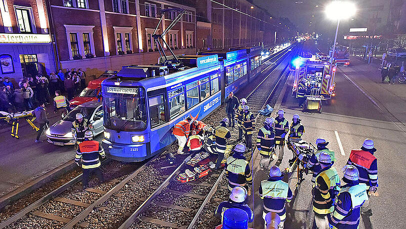Ein 77-jähriger Renter hatte beim Überqueren der Straße eine Tram übersehen - mit schwerwiegenden Folgen. Ein 77-jähriger Renter hatte beim Überqueren der Straße eine Tram übersehen - mit schwerwiegenden Folgen.