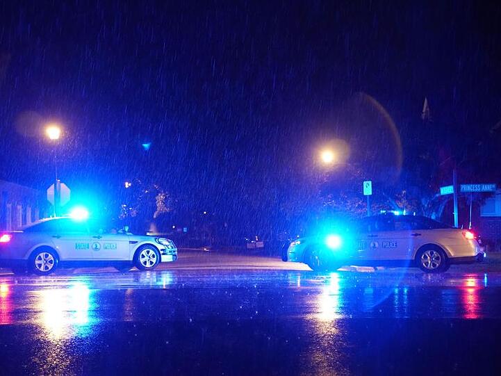 Fahrzeuge der Virginia State Police blockieren eine Straße nahe des Gebäudes.