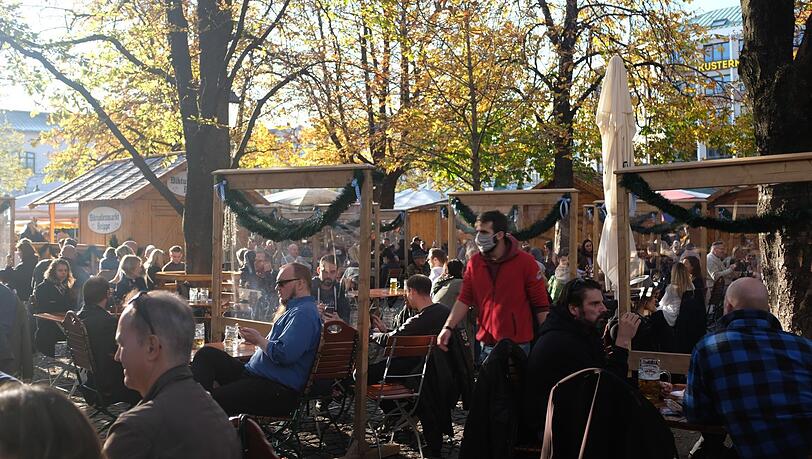 Im Biergarten am Viktualienmarkt ist am Samstag viel los. Das war es nun aber wohl endgültig mit dieser Biergartensaison.