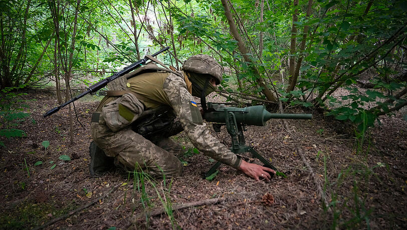 Ein Soldat einer ukrainischen Spezialeinheit legt eine von Deutschland gespendete DM22-Panzerabwehrmine auf einem Waldweg auf einem potenziellen Weg der russischen Truppen aus. Ein Soldat einer ukrainischen Spezialeinheit legt eine von Deutschland gespendete DM22-Panzerabwehrmine auf einem Waldweg auf einem potenziellen Weg der russischen Truppen aus.
