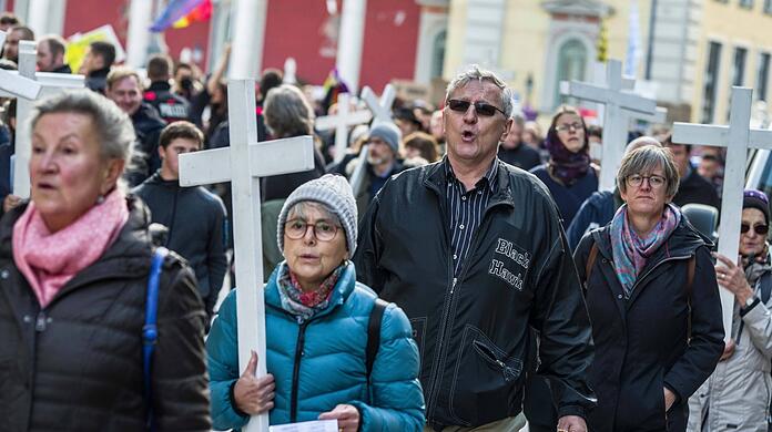 Abtreibungsgegner bei einem Demonstrationszug im Oktober vergangenen Jahres in München. In der Mitte: Der Mann, der mit Flugblättern gegen Ärzte hetzt, die legal Abtreibungen durchführen.