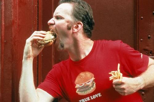 Typisch amerikanisch? Dokumentarfilmer Morgan Spurlock  ernährt sich in seinem Film &bdquo;Supersize Me" (2004) im Selbstversuch ausschließlich von Fast Food.
