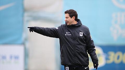 Da geht es lang in Richtung DFB-Pokal: Trainer Argirios Giannikis und den TSV 1860 trennen noch drei Siege von der Cup-Teilnahme im kommenden Jahr.