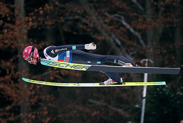 Der sogenannte H-Stil ist bei Skispringern aktuell sehr beliebt. Der sogenannte H-Stil ist bei Skispringern aktuell sehr beliebt.