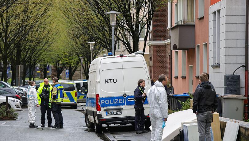 Polizeibeamte vor dem Mehrfamilienhaus der Familie in Witten. Mutter und Tochter sind weiterhin im Krankenhaus.