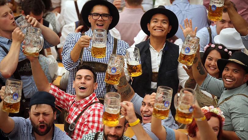 Auch auf dem Okktoberfest gibt es ungeschriebene Gesetzte, an die man sich halten sollte - sonst ist die Gaudi schnell vorbei. Auch auf dem Okktoberfest gibt es ungeschriebene Gesetzte, an die man sich halten sollte - sonst ist die Gaudi schnell vorbei.