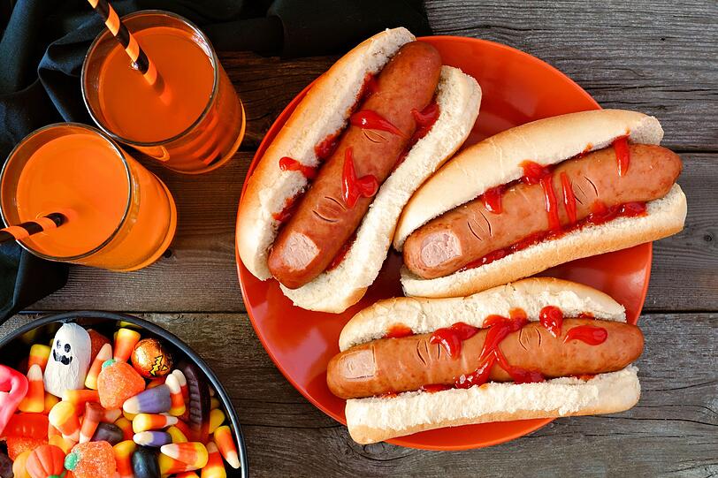 Finger weg! Sonst haben Sie vielleicht bald keine mehr ... Schön schaurig sehen diese köstlichen Hot Dogs aus. Einfach Würstchen an der einen Seite von einem Stück Haut befreien, "Gelenke" einritzen und mit Ketchup in einer Brötchen-Hälfte anrichten - fertig ist das Fingerfood. Finger weg! Sonst haben Sie vielleicht bald keine mehr ... Schön schaurig sehen diese köstlichen Hot Dogs aus. Einfach Würstchen an der einen Seite von einem Stück Haut befreien, "Gelenke" einritzen und mit Ketchup in einer Brötchen-Hälfte anrichten - fertig ist das Fingerfood.