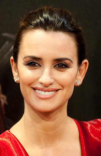 Was für eine Frau: Penélope Cruz verzauberte am Montagabend München. In einem traumhaften roten Seidenkleid erschien der Hollywood-Star zur Premiere von "Fluch der Karibik 4" im Mathäser Filmpalast.