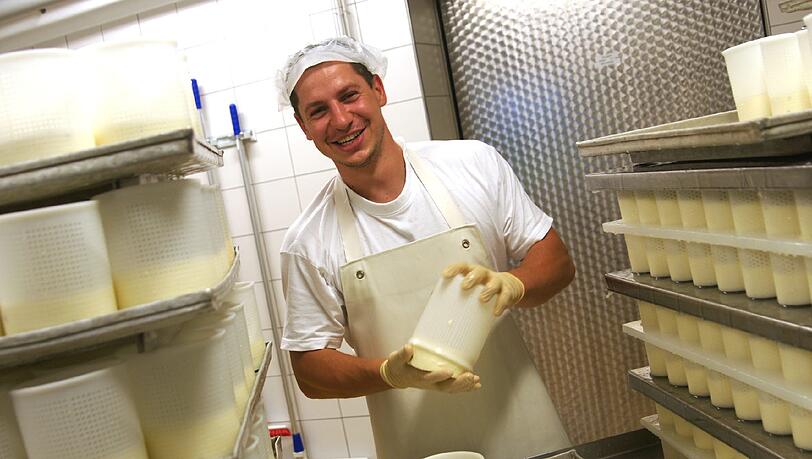 Der Mann, der den Käse wendet: Mitarbeiter Ladislav Chano dreht den Camembert im Becher um. In dem kleinen Betrieb geschieht vieles per Hand. Der Mann, der den Käse wendet: Mitarbeiter Ladislav Chano dreht den Camembert im Becher um. In dem kleinen Betrieb geschieht vieles per Hand.