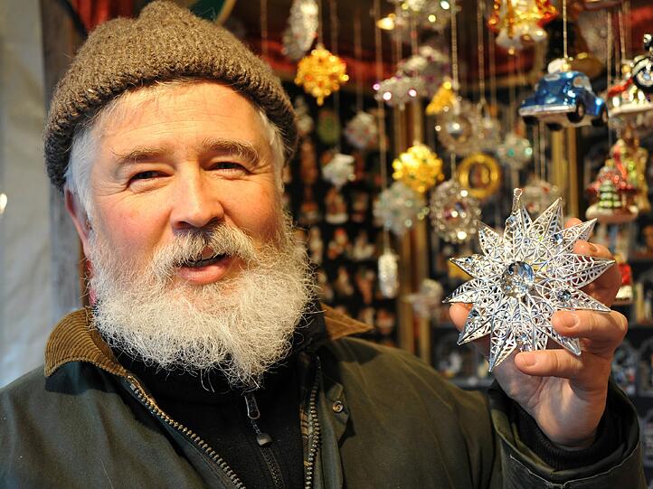 Christbaumschmuck wie zu Zeiten von König Max I. gibt&rsquo;s am Stand der Dießener Zinngießerei Schweizer.