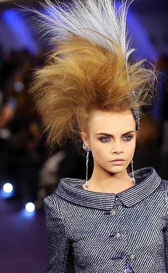 Lagerfeld präsentiert die hohe Schneiderkunst: Haute Couture in Paris. Die Bilder