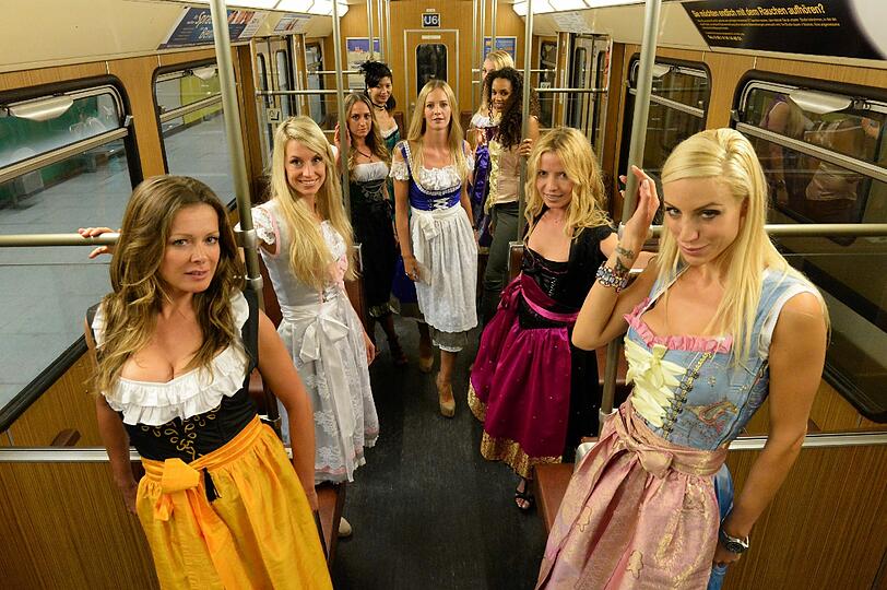 Lange dauerts nicht mehr, dann geht die Wiesn los. Diese attraktiven Damen präsentieren schon mal die passenden Outfits - an einem ungewöhnlichen Ort.