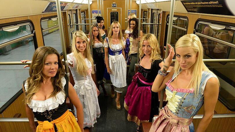 Lange dauerts nicht mehr, dann geht die Wiesn los. Diese attraktiven Damen präsentieren schon mal die passenden Outfits - an einem ungewöhnlichen Ort. Lange dauerts nicht mehr, dann geht die Wiesn los. Diese attraktiven Damen präsentieren schon mal die passenden Outfits - an einem ungewöhnlichen Ort.
