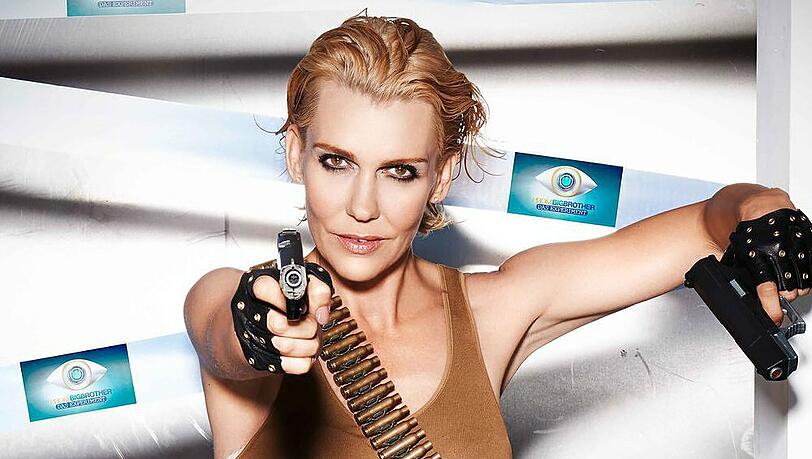 Alexandra Rietz hat sich für den Einzug ins "Promi Big Brother"-Haus mit allerhand Waffen gewappnet Alexandra Rietz hat sich für den Einzug ins "Promi Big Brother"-Haus mit allerhand Waffen gewappnet