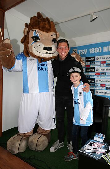 Hier durften zehn Schulkinder ihre Fragen an Youngster Maximilian Wittek und Löwen-Trainer Torsten Fröhling stellen.