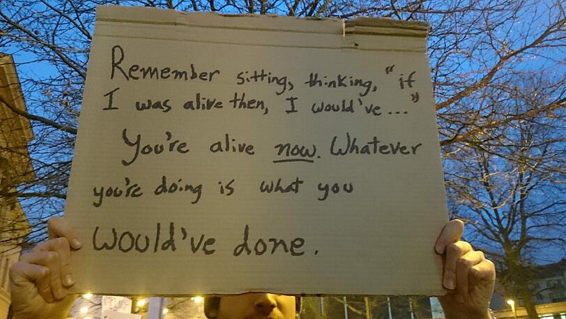 Titel des Plakats: "Remember sitting, thinking, 'if I was alive then I would've...' - You're alive now. Whatever you're doing is what you would've done"
