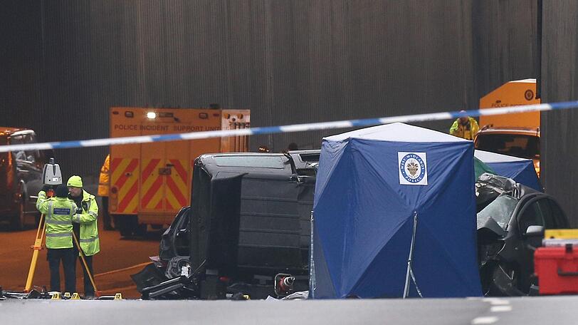 Stark beschädigte Fahrzeuge am Unfallort in Birmingham.