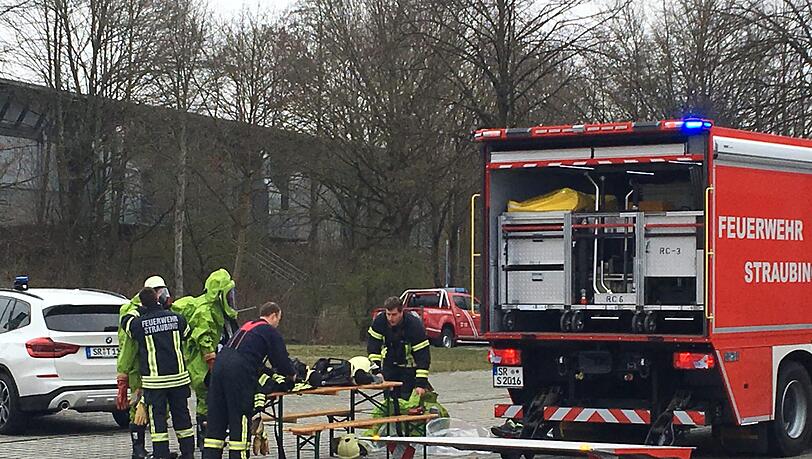 Am Stadion der Straubing Tigers ist am Mittwochmorgen Ammoniak ausgetreten. Die Polizei ist mit einem Großaufgebot vor Ort. Am Stadion der Straubing Tigers ist am Mittwochmorgen Ammoniak ausgetreten. Die Polizei ist mit einem Großaufgebot vor Ort.